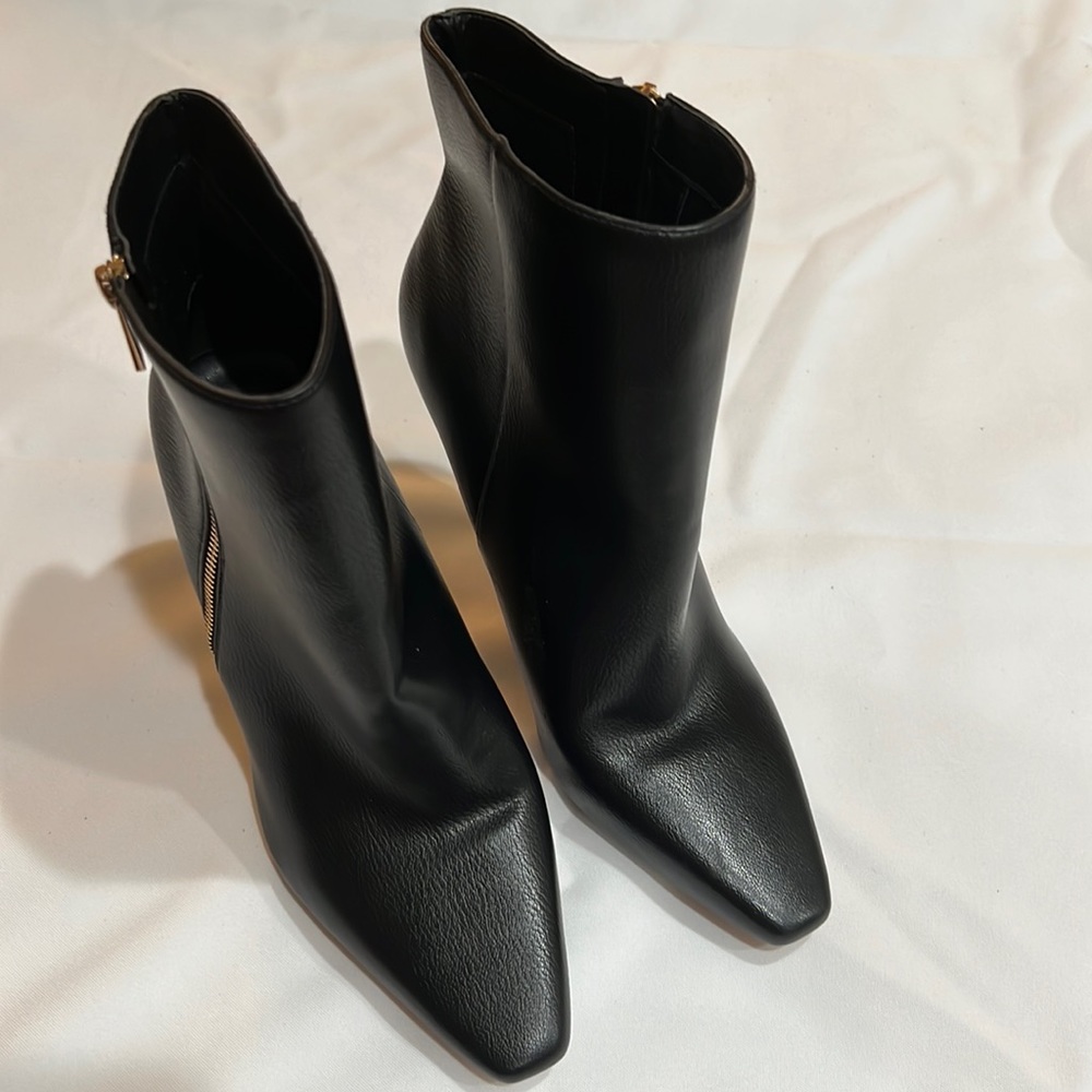 Jessica Simpson black leather zip boots size: 10